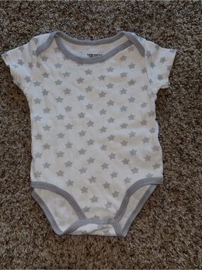 Gray Star Short-Sleeve One-Piece Bodysuit for Kids